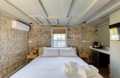 Harleston Village Bed & Breakfast | The Nicholas Carriage King Suite 1 Block to King
