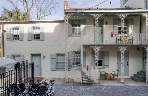 Harleston Village Bed & Breakfast | The Nicholas Carriage King Suite 1 Block to King