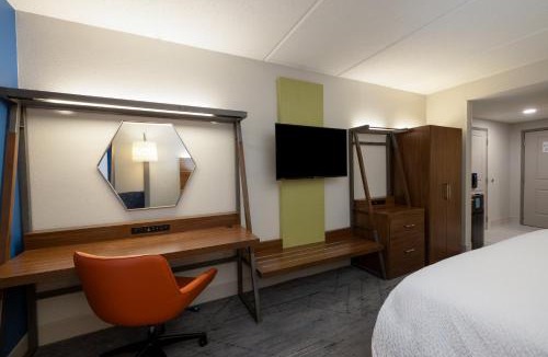West Ashley Hotel | Holiday Inn Express Charleston US Highway 17 & I-526 by IHG