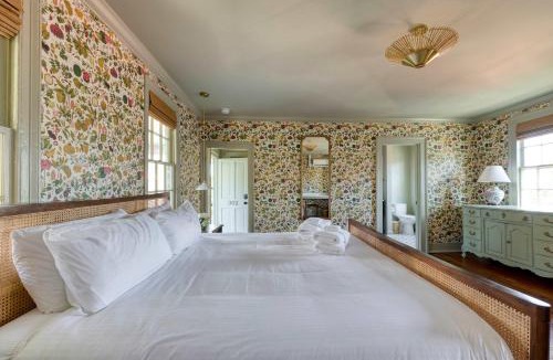 Harleston Village Bed & Breakfast | The Nicholas Veranda King Suite - Walk to King