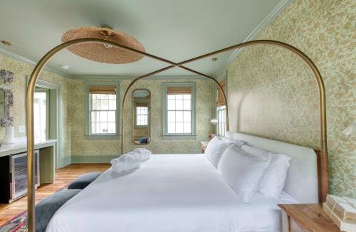 Harleston Village Bed & Breakfast | The Nicholas Veranda King Suite- 1 Block to King