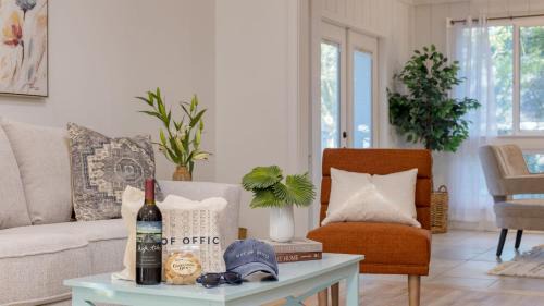 Twin Oaks House | 52 Twin Oaks - Conch Cottage by AvantStay