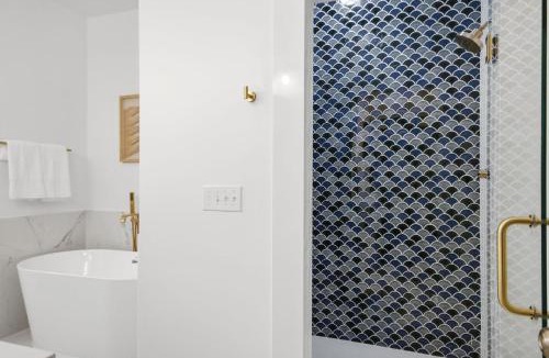 Crescent Beach House | The Most Epic Experience - Pro Golf Sim Sleeps 28
