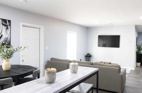 Burlington House | 5 Min to Elon - In Unit Washer and Dryer - Fast Wi-Fi