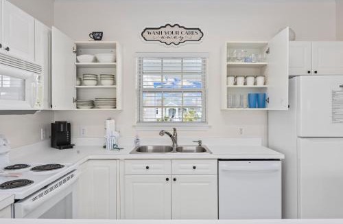 Central Myrtle Beach Apartment | 2 BR Condo, in sought after Myrtlewood! retreat Sleeps 4!