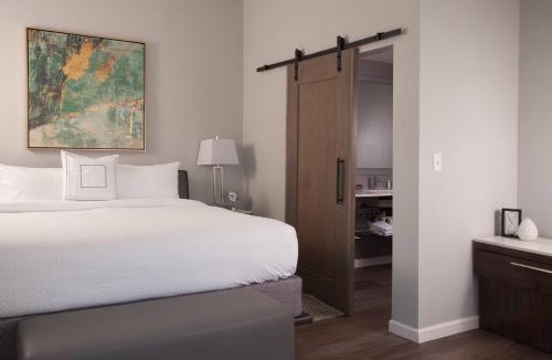 Downtown Charleston Hotel | Courtyard Charleston Waterfront