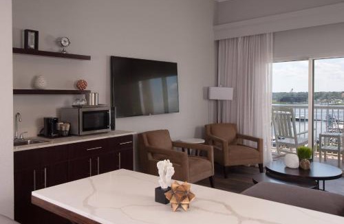 Downtown Charleston Hotel | Courtyard Charleston Waterfront