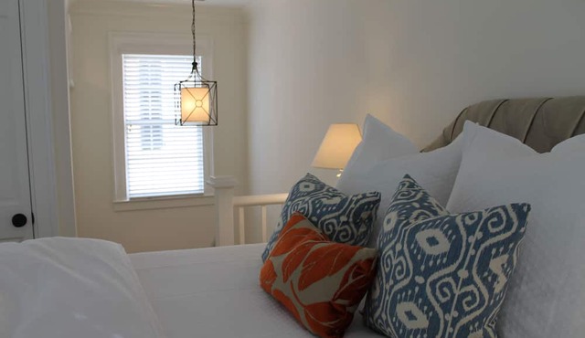 Historic Romantic Downtown Row House with Free Parking