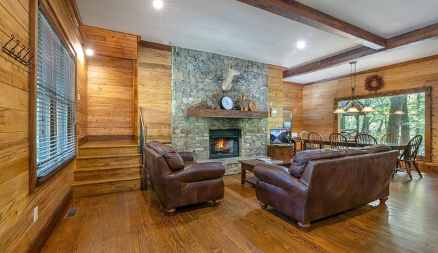 One of a kind 3br Riverfront house w/fire pit, Hot Tub over looking river. in Cleveland
