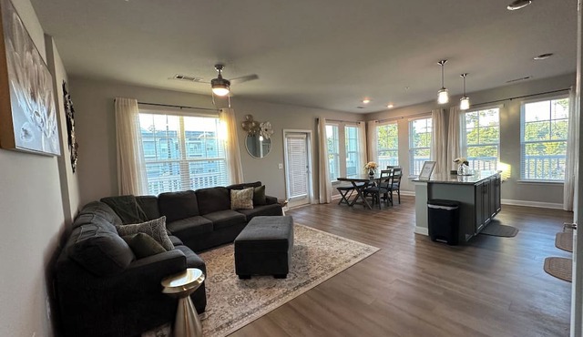 Charming 2-bedroom apartment in delightful Summerville with WiFi, AC