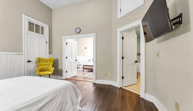 Elm St. Retro Retreat in Greensboro