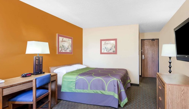 Super 8 by Wyndham Charlotte/Amusement Park Area