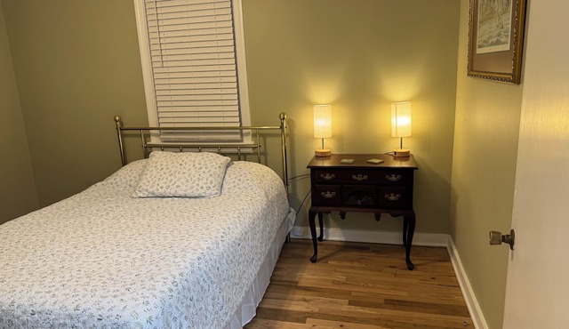 Entire House - Antique Mall Cottage