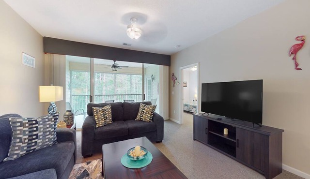 Lovely condo with screened-in porch, WiFi, W/D, shared pool & hot tub
