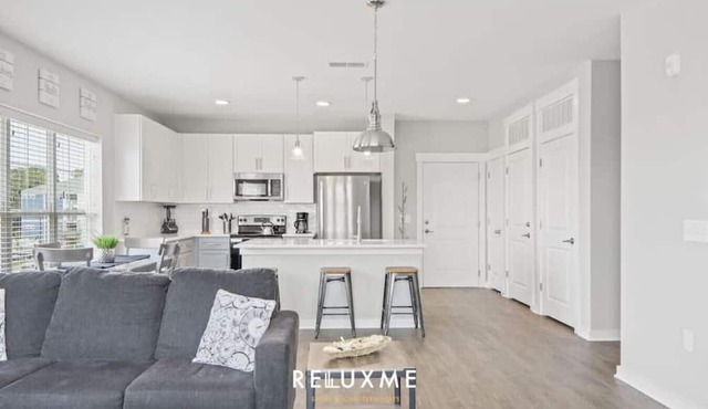 Reluxme | 2BR Oasis Near Airport & Attractions