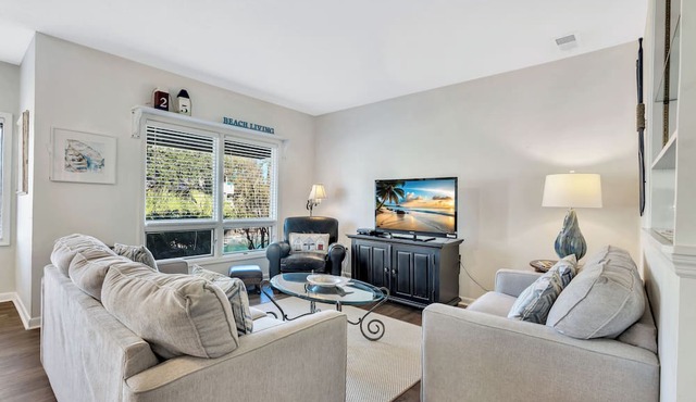 Pool View, Pet Friendly, Shelter Cove - Near Beach