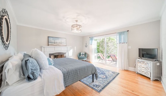 Lake Shore Getaway by SoCharm | Newly renovated w/guest boat house in Denver