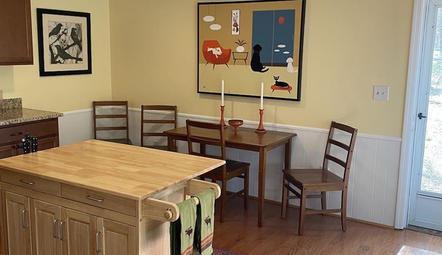 Lakefront Spacious Furnished One Bedroom Downstairs Apartment. Full Kitchen!