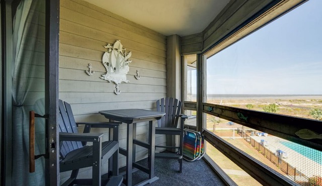 Ocean-View Island Condo w/Pool: Pets Welcome!