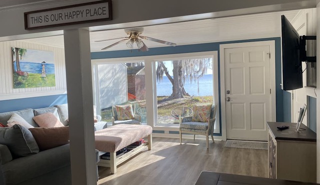 Peaceful Lakefront Cottage
