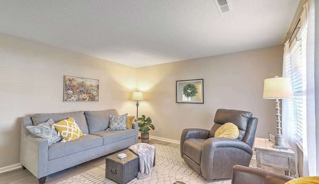 Stay near all Chas attractions, quiet comfort with fenced yard!