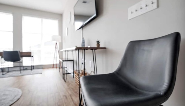 Organic Modern ♥ King Bed ♥ In Plaza Midwood
