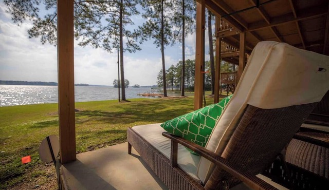 6000 SF Lakehouse with Hot Tub Games Dock and Ramp