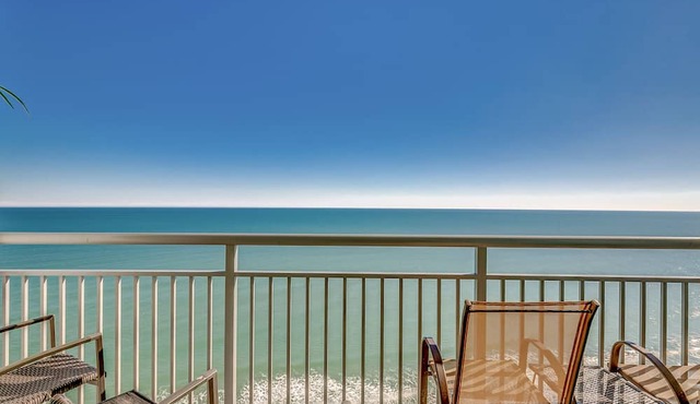 Newly Renovated Ocean Front Condo, Modern Deco, Central MB 50” Smart TV,