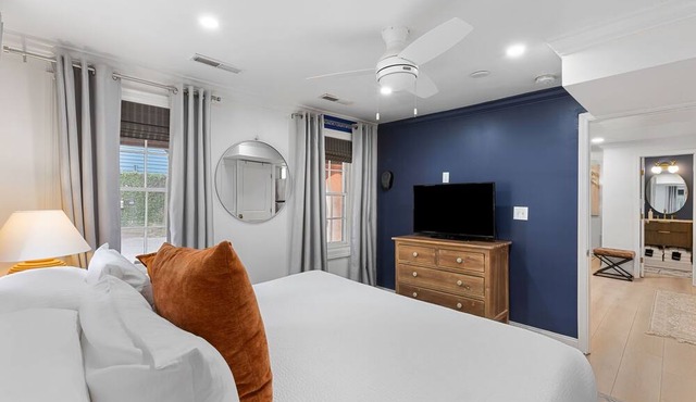 Charming Historic 1BR w/Private Porch + Free Parking