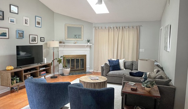 August Sale! Minutes from the islands, shops, parks, and downtown! in Mt Pleasant