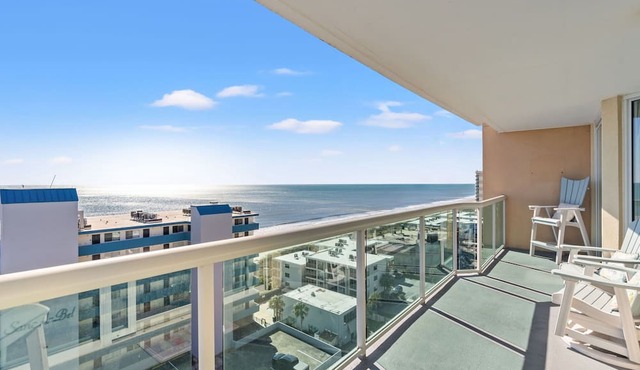 Luxury condo, across the street from the beach + Free Attraction Tickets!