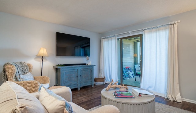 Waterfront on Pelican Beach! Amazing Sunsets! Bring Your Pup! Amenity Access Included