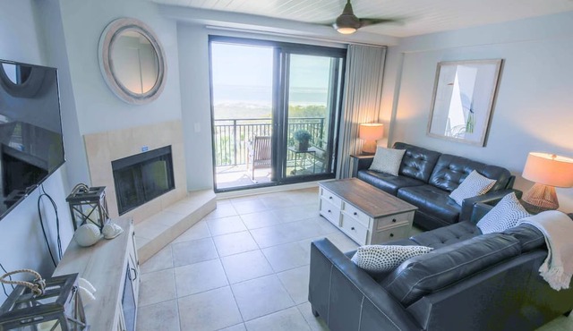 Renovated Penthouse with Ocean Views, Community Pool, Kid Pool, Beach Access & Roof Deck