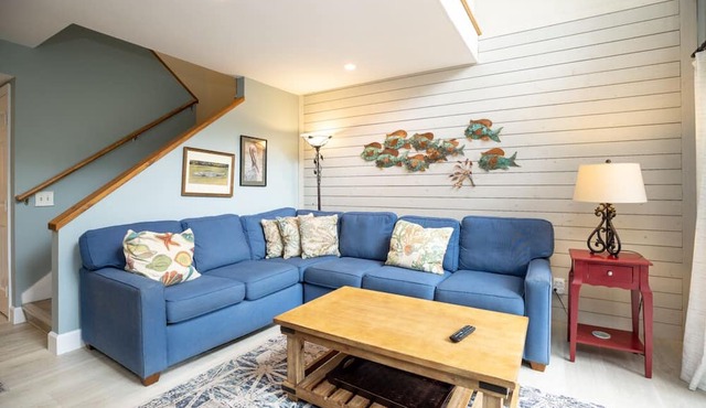 10 Ocean Gate: 2BR, 2.5BA Community Pool, Short Walk to Beach, Free Bikes
