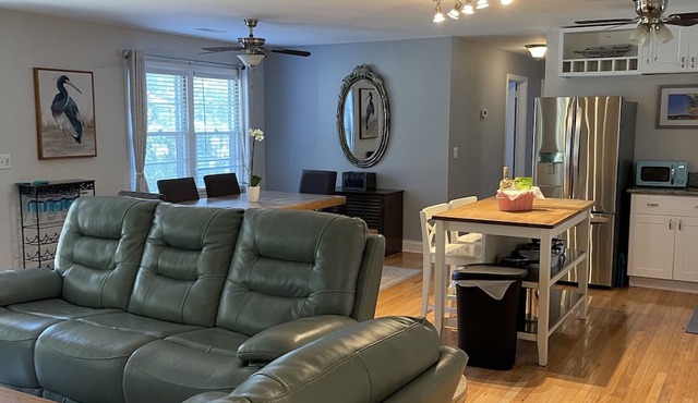 Charming family vacation cottage, close to the beach on Isle of Palms.