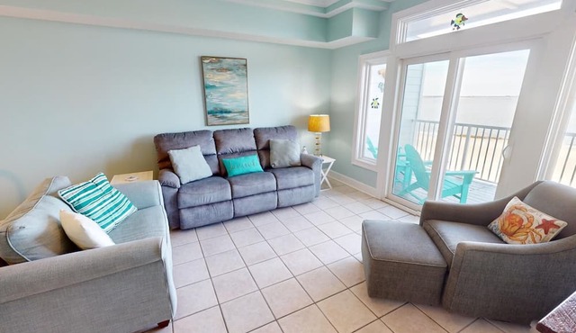 Beachfront condo w. stunning views + resort amenities.