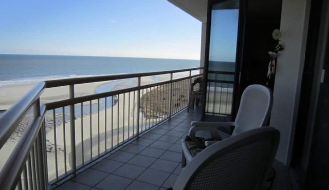 Oceanfront Dream Vacation! 11th Floor-What a View! + Beach Locker-Book Early!