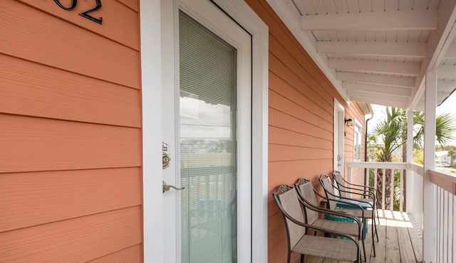 #202 "Top O' the Stairs" 2Br/1Ba, Pet-Friendly
