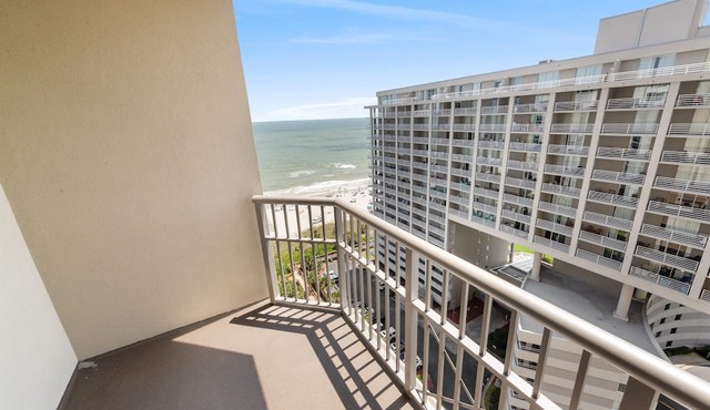 Royale Palms 1402H Oceanview Studio w/Pool & Beach
