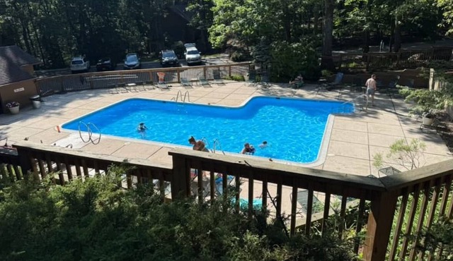 New listing- Five minute walk to slopes and village! in Wintergreen