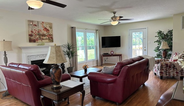 200-Acre Shenandoah River Retreat 1-Mile River Kayaks Stunning Views in Toms Brook
