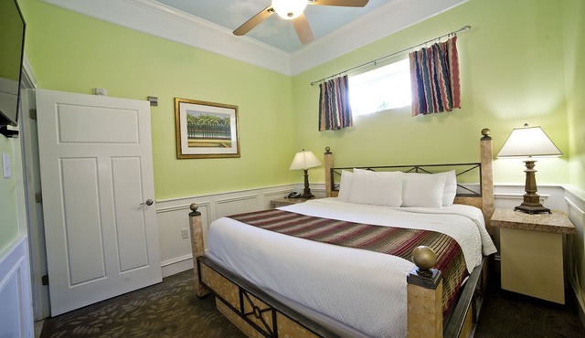 Beautiful 1 Bedroom Garden Unit. Just steps from the beach. NO HIDDEN FEES