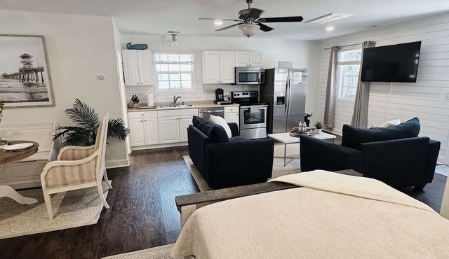 Private luxury studio- 10 mins downtown and Folly