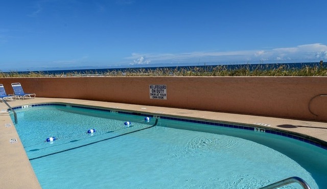 2 night minimum. Discounts all year. 1 bedroom oceanfront. Great location. Pool.