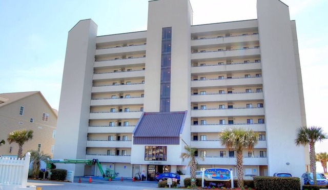 Beautifully decorated oceanfront condo close to Barefoot Landing inWater Pointe