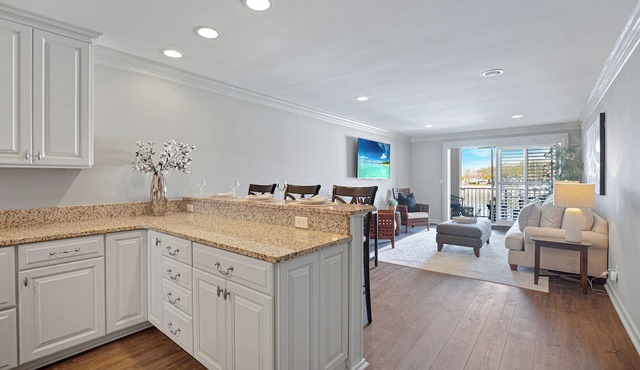 Harbour Town Marina View Villa | Balcony, Walk to Dining, Shops & Lighthouse in Sea Pines