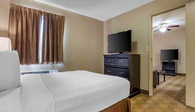 1 Queen Bed | Mob Acc Tub Ste Nsmk Sb Micfri