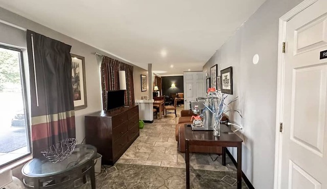 Budget-Friendly Room w/Free Parking & Easy I-77 Access – Value Focused