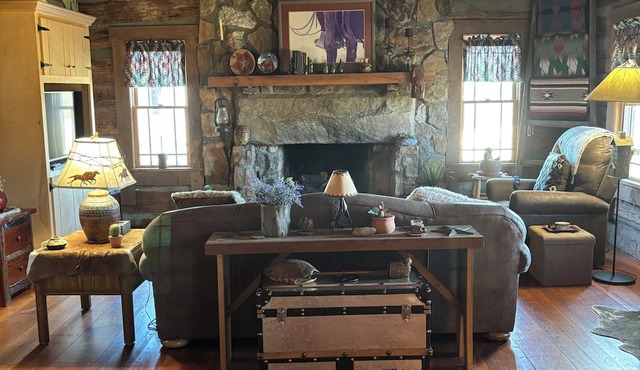 Rustic Farm Retreat: 2BR Cabin Amidst Rolling Fields & Fresh Country Air. in Spartanburg