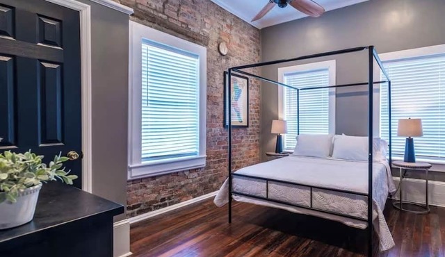 Lovely upscale 3-bedroom Loft apartment downtown Marion